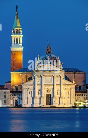 L'église San Giorgio Maggiore à Venise, en Italie, la nuit Banque D'Images