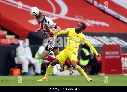 Chris Basham (à gauche) de Sheffield United et Ademola Lookman de Fulham se battent pour le ballon lors du match de la Premier League à Bramall Lane, Sheffield. Banque D'Images