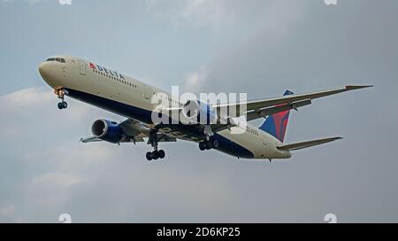 Delta Air Lines Boeing 767 N826MH sur l'approche finale de Aéroport de Londres Heathrow LHR Banque D'Images