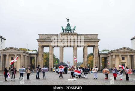 Berlin, Allemagne. 18 octobre 2020. Plusieurs protestent devant la porte de Brandebourg contre le chef de l'État bélarussien Loukachenko. Credit: Christophe bateau/dpa/Alay Live News Banque D'Images