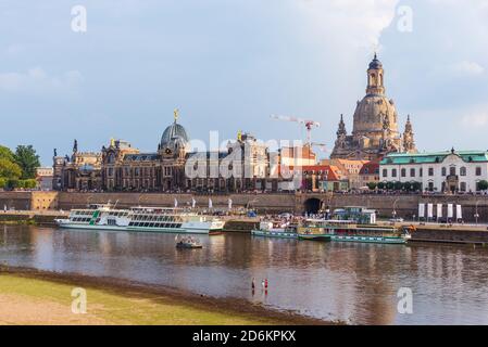 Dresde, Saxe / Allemagne - 08 15 2020: Académie des Beaux-Arts de Dresde, Hochschule für Bildende Künste de Dresde, Frauenkirche et Bruehl's Terrace. Vue Banque D'Images