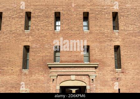 Façade classique en brique rouge du bâtiment de bureau Banque D'Images