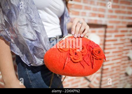 Sac à main à la main en laine de Felting élégant rouge. Style Street Banque D'Images