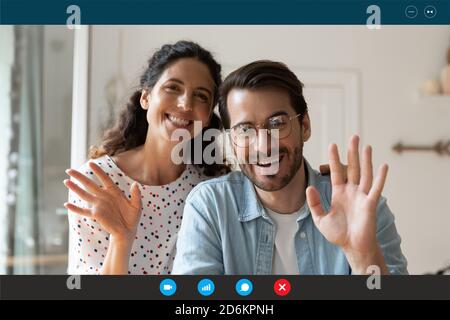 Tête prise de vue portrait vue écran couple heureux en se vriant les mains Banque D'Images