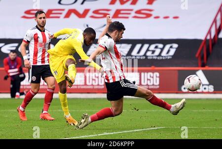 Ademola Lookman de Fulham marque le premier but de son camp lors du match de la Premier League à Bramall Lane, Sheffield. Banque D'Images