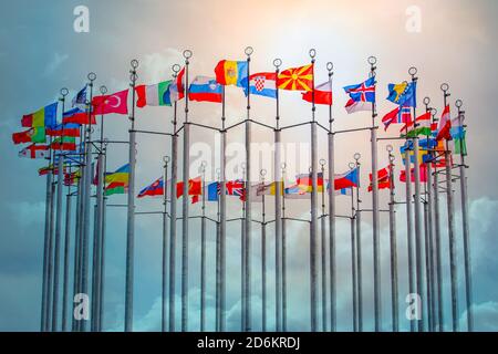 Drapeaux des États européens sur les mâts de drapeaux sur fond bleu ciel. Banque D'Images