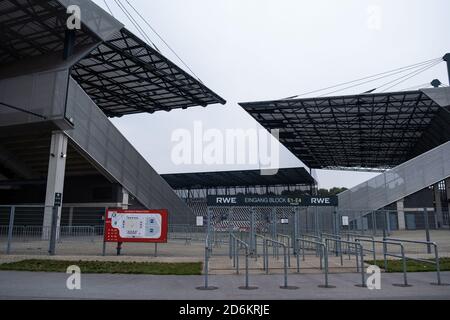 Essen, Allemagne. 18 octobre 2020. Portes fermées pendant le match Frauen Bundesliga entre SGS Essen et Bayer 04 Leverkusen au Stadion Essen en Allemagne. Tatjana Herzberg/SPP crédit: SPP Sport Press photo. /Alamy Live News Banque D'Images