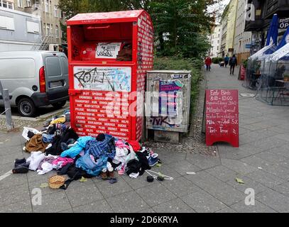 Boîte de collecte Croix-Rouge allemande pour les vêtements usagés à Berlin Banque D'Images