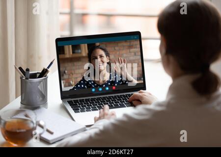Vue arrière gros plan amis discutant en ligne, faisant des appels vidéo Banque D'Images