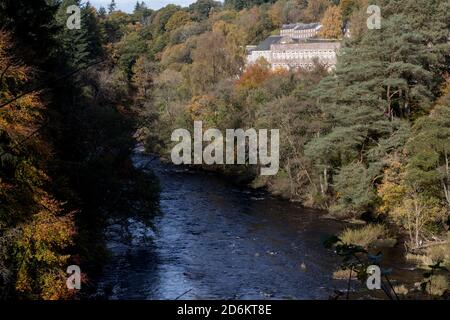 La rivière Clyde et les anciens bâtiments de New Lanark Village de conservation Ecosse en automne Banque D'Images