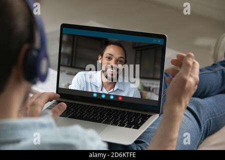 Gros plan jeune homme discutant en ligne avec un ami afro-américain Banque D'Images
