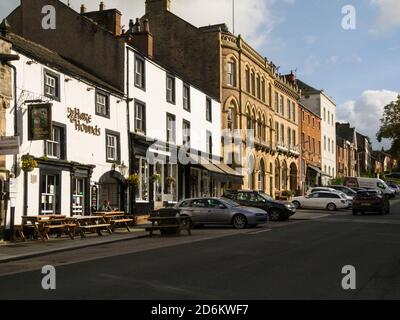 Vue sur la très large rue principale de Boroughgate Appleby-in-Westmoreland un charmant Ville de marché Cumbria Angleterre Royaume-Uni Banque D'Images