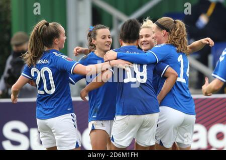 Liverpool, Royaume-Uni. 18 octobre 2020. Valerie Gauvin d'Everton (19) célèbre avec ses coéquipiers après avoir obtenu le deuxième but de ses équipes. Barclays Women's super League match, Everton Women contre Brighton & Hove Albion Women au Walton Hall Park à Liverpool le dimanche 18 octobre 2020. Cette image ne peut être utilisée qu'à des fins éditoriales. Utilisation éditoriale uniquement, licence requise pour une utilisation commerciale. Aucune utilisation dans les Paris, les jeux ou les publications d'un seul club/ligue/joueur.pic par Chris Stading/Andrew Orchard sports Photography/Alamy Live News crédit: Andrew Orchard sports Photography/Alamy Live News Banque D'Images