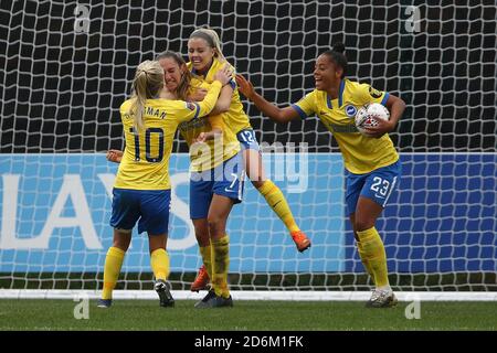 Liverpool, Royaume-Uni. 18 octobre 2020. Aileen Whelan, de Brighton & Hove Albion (7), célèbre avec ses coéquipiers après avoir obtenu le deuxième but de ses équipes. Barclays Women's super League match, Everton Women contre Brighton & Hove Albion Women au Walton Hall Park à Liverpool le dimanche 18 octobre 2020. Cette image ne peut être utilisée qu'à des fins éditoriales. Utilisation éditoriale uniquement, licence requise pour une utilisation commerciale. Aucune utilisation dans les Paris, les jeux ou les publications d'un seul club/ligue/joueur.pic par Chris Stading/Andrew Orchard sports Photography/Alamy Live News crédit: Andrew Orchard sports Photography/Alamy Live News Banque D'Images