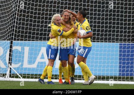 Liverpool, Royaume-Uni. 18 octobre 2020. Aileen Whelan de Brighton & Hove Albion (c) célèbre avec ses coéquipiers après avoir obtenu le deuxième but de ses équipes. Barclays Women's super League match, Everton Women contre Brighton & Hove Albion Women au Walton Hall Park à Liverpool le dimanche 18 octobre 2020. Cette image ne peut être utilisée qu'à des fins éditoriales. Utilisation éditoriale uniquement, licence requise pour une utilisation commerciale. Aucune utilisation dans les Paris, les jeux ou les publications d'un seul club/ligue/joueur.pic par Chris Stading/Andrew Orchard sports Photography/Alamy Live News crédit: Andrew Orchard sports Photography/Alamy Live News Banque D'Images