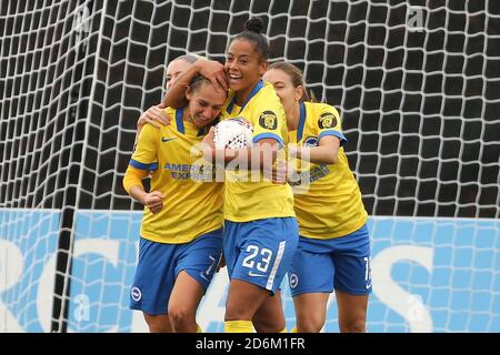 Liverpool, Royaume-Uni. 18 octobre 2020. Aileen Whelan de Brighton & Hove Albion (l) célèbre avec ses coéquipiers après avoir obtenu le deuxième but de ses équipes. Barclays Women's super League match, Everton Women contre Brighton & Hove Albion Women au Walton Hall Park à Liverpool le dimanche 18 octobre 2020. Cette image ne peut être utilisée qu'à des fins éditoriales. Utilisation éditoriale uniquement, licence requise pour une utilisation commerciale. Aucune utilisation dans les Paris, les jeux ou les publications d'un seul club/ligue/joueur.pic par Chris Stading/Andrew Orchard sports Photography/Alamy Live News crédit: Andrew Orchard sports Photography/Alamy Live News Banque D'Images