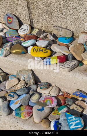 Collection croissante de galets et de pierres peints pour montrer des messages de soutien au NHS et aux travailleurs clés pendant la pandémie du coronavirus à Swanage, Dorset, Royaume-Uni Banque D'Images