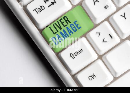 Note écrite montrant des lésions hépatiques. Concept d'affaires pour tout trouble de la cirrhose du foie ou de la cicatrisation du foie touche de clavier colorée avec accesso Banque D'Images