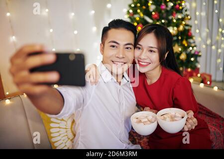Heureux couple taking selfies Banque D'Images
