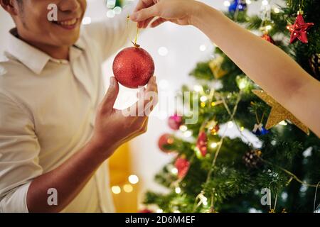 Decorating Christmas Tree Banque D'Images