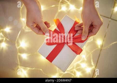 Opening Christmas present Banque D'Images