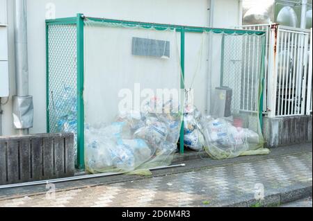 Fuji City, Shizuoka-Ken, Japon - 6 mai 2020 : point de collecte des déchets plastiques recyclables du quartier résidentiel. Vue perpendiculaire. Banque D'Images