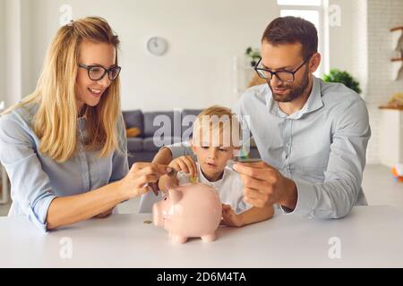 Curieux petit enfant économiser de l'argent et apprendre à propos de la finance alphabétisation des jeunes parents Banque D'Images