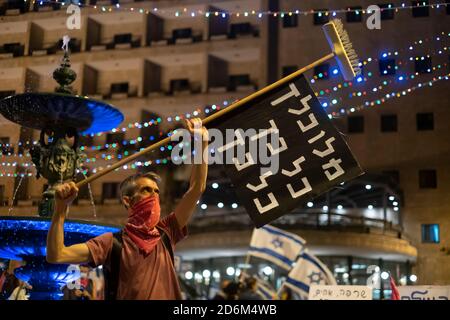 JÉRUSALEM, ISRAËL - 17 OCTOBRE : un manifestant tient un balai avec un signe qui lit « son si sale » lors d'une manifestation devant la résidence officielle du Premier ministre Benjamin Netanyahu demandant sa démission le 17 octobre 2020 à Jérusalem, en Israël. Les manifestations se sont renouvelées à Jérusalem à la suite de la fin des mesures d'urgence qui ont limité les manifestations en cours contre le premier ministre en raison de son inculpation pour corruption et de la gestion de la pandémie COVID-19. Banque D'Images