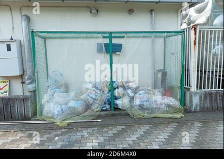 Fuji City, Shizuoka-Ken, Japon - 6 mai 2020 : point de collecte des déchets plastiques recyclables du quartier résidentiel. Vue avant. Banque D'Images