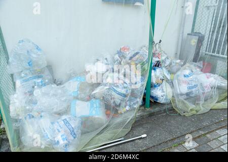 Fuji City, Shizuoka-Ken, Japon - 6 mai 2020 : point de collecte des déchets plastiques recyclables du quartier résidentiel. Gros plan. Banque D'Images