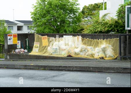 Fuji City, Shizuoka-Ken, Japon - 6 mai 2020 : point de collecte des déchets plastiques recyclables du quartier résidentiel. Vue avant. Tir horizontal. Banque D'Images