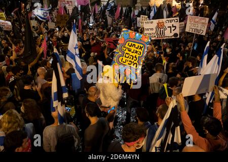 JÉRUSALEM, ISRAËL - 17 OCTOBRE : des foules de manifestants se rassemblent lors d'une manifestation devant la résidence officielle du Premier ministre Benjamin Netanyahu, demandant sa démission le 17 octobre 2020 à Jérusalem, en Israël. Les manifestations se sont renouvelées à Jérusalem à la suite de la fin des mesures d'urgence qui ont limité les manifestations en cours contre le premier ministre en raison de son inculpation pour corruption et de la gestion de la pandémie COVID-19. Banque D'Images