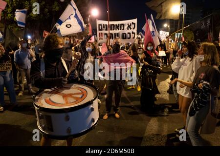 JÉRUSALEM, ISRAËL - 17 OCTOBRE : des foules de manifestants se rassemblent lors d'une manifestation devant la résidence officielle du Premier ministre Benjamin Netanyahu, demandant sa démission le 17 octobre 2020 à Jérusalem, en Israël. Les manifestations se sont renouvelées à Jérusalem à la suite de la fin des mesures d'urgence qui ont limité les manifestations en cours contre le premier ministre en raison de son inculpation pour corruption et de la gestion de la pandémie COVID-19. Banque D'Images