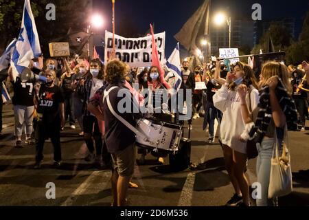 JÉRUSALEM, ISRAËL - 17 OCTOBRE : des foules de manifestants se rassemblent lors d'une manifestation devant la résidence officielle du Premier ministre Benjamin Netanyahu, demandant sa démission le 17 octobre 2020 à Jérusalem, en Israël. Les manifestations se sont renouvelées à Jérusalem à la suite de la fin des mesures d'urgence qui ont limité les manifestations en cours contre le premier ministre en raison de son inculpation pour corruption et de la gestion de la pandémie COVID-19. Banque D'Images