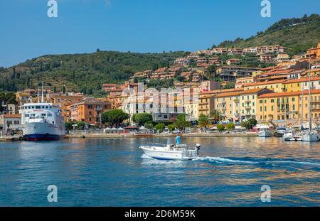 Porto Santo Stefano, Italie - 4 juillet 2018 : vue panoramique du port avec bateaux de loisirs Banque D'Images