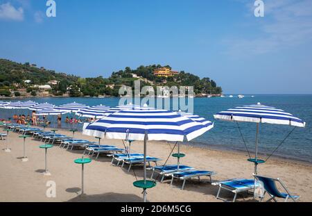 Monte Argentario, Italie - 3 juillet 2018 : une plage avec parasols sur la côte nord près de Porto Santo Stefano Banque D'Images