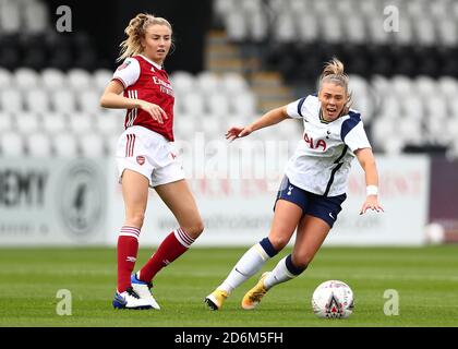 Borehamwood, Royaume-Uni. 18 octobre 2020. #6 Leah Williamson (Arsenal Women) lutte pour possession avec #9 Rianna Dean (Tottenham Hotspur Women) pendant le match de Super League féminin Arsenal Women vs Tottenham Hotspur Women. Jacques Feeney/SPP crédit: SPP Sport presse photo. /Alamy Live News Banque D'Images