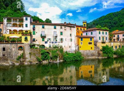 L'Italie, Bagni di Lucca, abrite une réflexion sur le fleuve Lima Banque D'Images