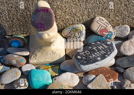 Collection croissante de galets et de pierres peints pour montrer des messages de soutien au NHS et aux travailleurs clés pendant la pandémie du coronavirus à Swanage, Dorset, Royaume-Uni Banque D'Images