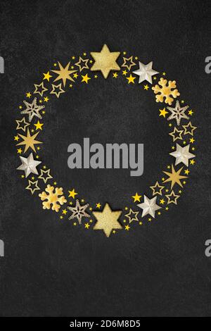 Couronne festive abstraite étoile dorée de Noël et flocon de neige sur fond gris grunge. Composition pour la saison des fêtes. Banque D'Images