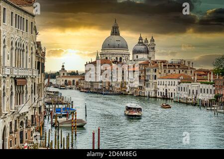 Belle Santa Maria della Salute à Venise au coucher du soleil avec vue sur le canal Banque D'Images