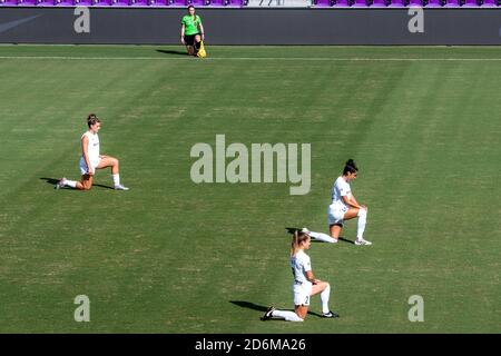 Orlando, États-Unis. 17 octobre 2020. Moment d'unité avant le match NWSL entre Orlando Pride et North Carolina courage au stade Exploria à Orlando, FL. *AUCUNE UTILISATION COMMERCIALE Stacy White/SPP crédit: SPP Sport Press photo. /Alamy Live News Banque D'Images