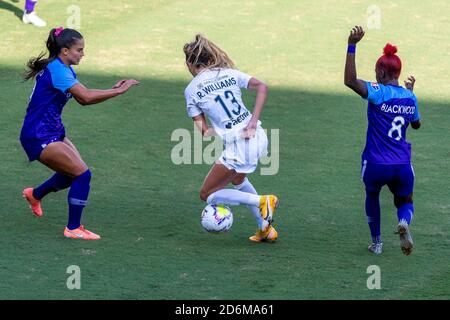 Orlando, États-Unis. 17 octobre 2020. Combattez pour le ballon pendant le match NWSL entre Orlando Pride et North Carolina courage au stade Explora à Orlando, en Floride. *AUCUNE UTILISATION COMMERCIALE Stacy White/SPP crédit: SPP Sport Press photo. /Alamy Live News Banque D'Images