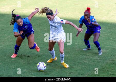 Orlando, États-Unis. 17 octobre 2020. Combattez pour le ballon pendant le match NWSL entre Orlando Pride et North Carolina courage au stade Explora à Orlando, en Floride. *AUCUNE UTILISATION COMMERCIALE Stacy White/SPP crédit: SPP Sport Press photo. /Alamy Live News Banque D'Images