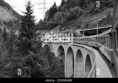 Le Glacier Express train est conduite à travers les Alpes suisses et par l'UNESCO World Heritage de Zermatt à Saint-moritz Banque D'Images