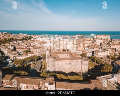 Vue aérienne du Musée civique au milieu de la ville de Catane, en Italie Banque D'Images