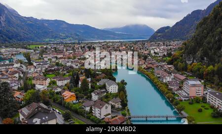 Vue aérienne sur la ville d'Interlaken en Suisse Banque D'Images