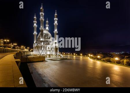 La mosquée Heydar à Bakou, en Azerbaïdjan, la nuit Banque D'Images