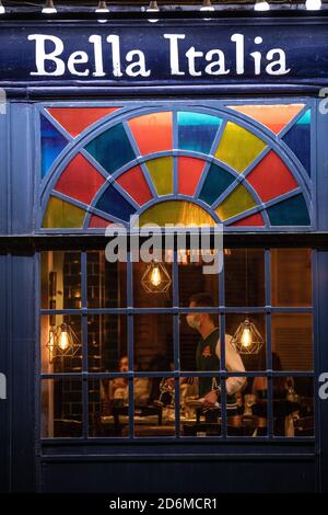 Restaurant Bella Italia à moitié vide au cœur de Covent Garden, les dernières restrictions de niveau 2 sont appliquées à Londres, en Angleterre, au Royaume-Uni Banque D'Images