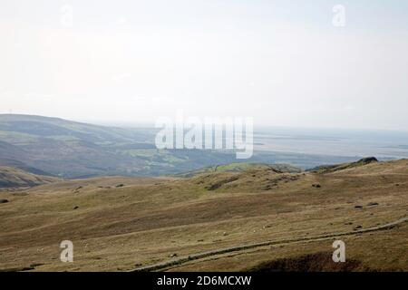 Vue de Walna cicatrice Rd au pied de Le vieil homme de Coniston sur Torver Haut commun vers Morecambe Bay Coniston Cumbria Banque D'Images